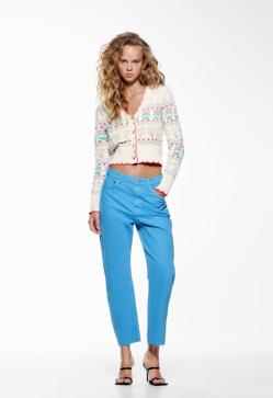 Imagen secundaria 2 - La nueva versión de la chaqueta de Zara juega con los tonos más primaverales de la paleta cromática. Cárdigan cn estampado jacquard de Zara (25,99 euros). 