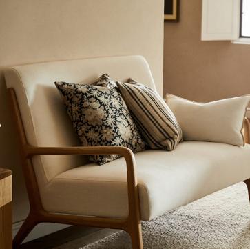 Imagen secundaria 1 - Muebles mid century modern de Zara Home para copiar los salones más bonitos de Pinterest: sillón doble (599 euros) y sillas de madera (129 euros).