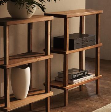 Imagen secundaria 1 - Copiamos el estilo mid century modern de este salón con unas estanterías de maderas de Zara Home (149 euros) y esta butaca (499 euros)