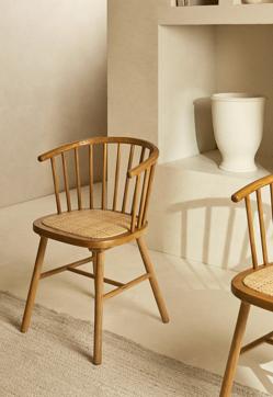 Imagen secundaria 2 - Muebles mid century modern de Zara Home para copiar los salones más bonitos de Pinterest: sillón doble (599 euros) y sillas de madera (129 euros).