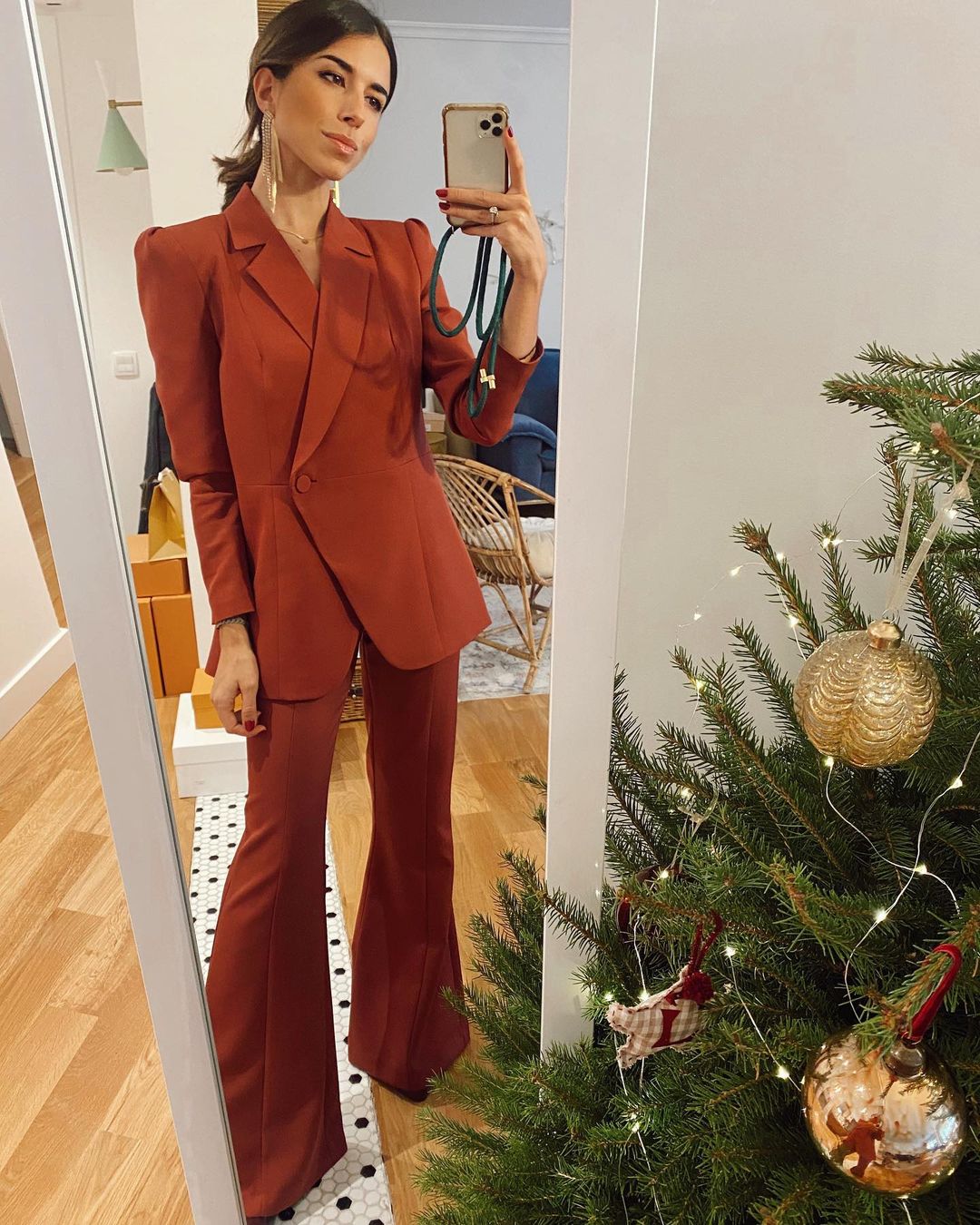 Si usamos un vestido de invitada para hacer turismo, también podemos llevar un sofisticado traje como este a una boda... o a la oficina. Su silueta es súper favorecedora. 