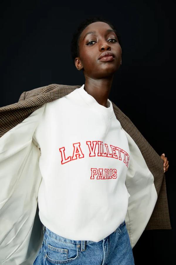 En color blanco y bordado frontal en rojo, esta sudadera de H&M confeccionada en mezcla de algodón suave, con cuello redondo y diseño de hombros caídos está rebajada y de 19,99 euros ha pasado a costar 15,99 euros. 