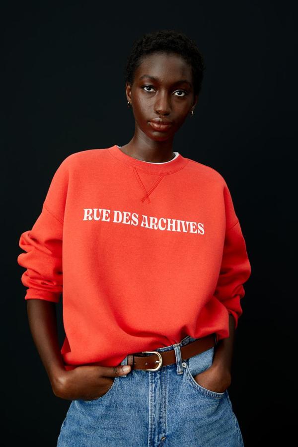 En rojo anaranjado con bordado a contraste en blanco en el frontal, esta sudadera de H&M confeccionada en algodón suave y con diseño de hombros caídos está rebajada y de 19,99 euros ha pasado a costar 15,99 euros. 