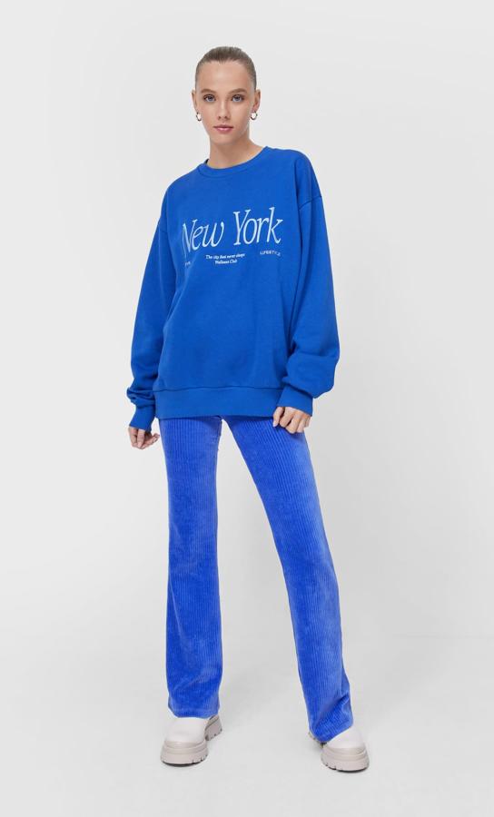 Cuello redondo y diseño amplio para esta sudadera con bajos acabados en rib y bordado frontal, a tono en la sudadera color lima, a contraste en blanco para la que viene en azul eléctrico. Son de Stradivarius y cuesta 22,99 euros. 