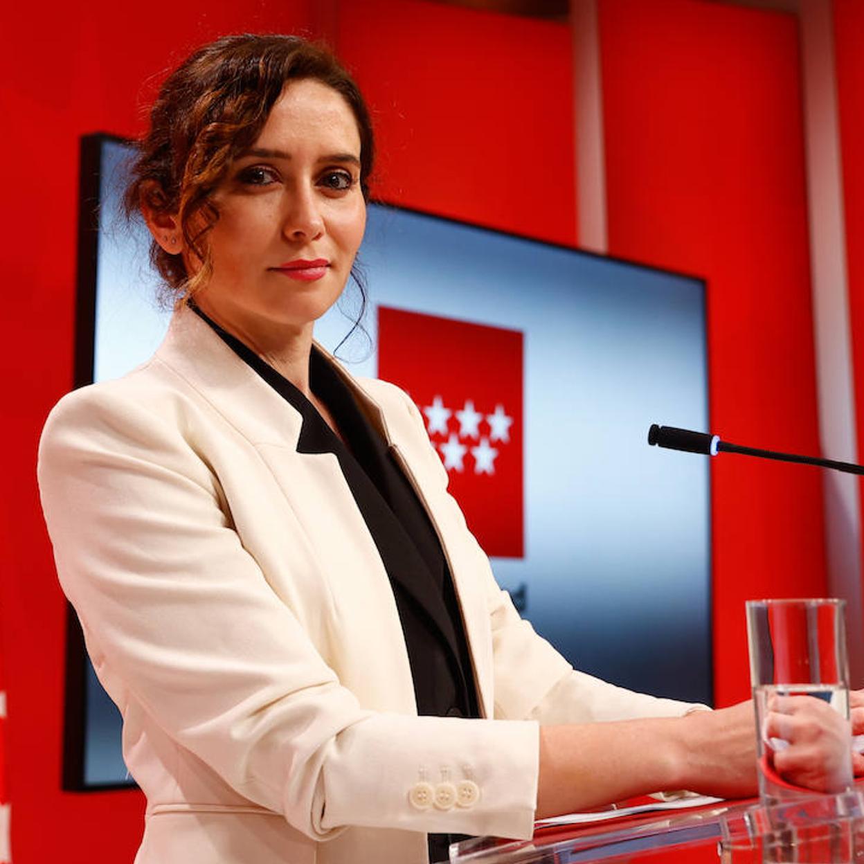 Pincha en la foto para ver las blazers que hemos fichado para las rebajas y van a elevar cualquier estilismo con pantalones y faldas