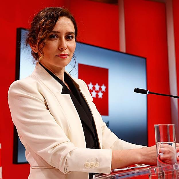 Dónde copiar (y comprar) la ya famosísima americana blanca estructurada de Isabel Díaz Ayuso