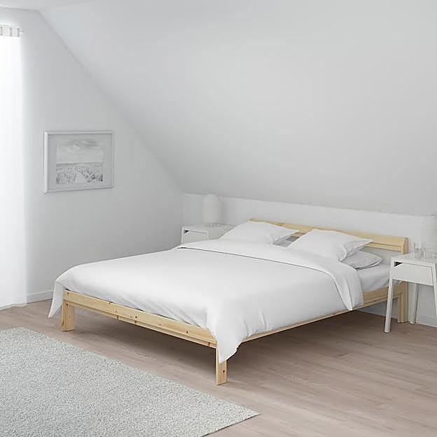 Imagen principal - La cama de madera de pino natural cuesta 39 euros en IKEA; el armario blanco cuesta 119 euros y la cómoda de tres cajones en madera natural, 35 euros.