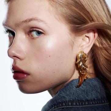 Imagen secundaria 1 - Los collares, pendientes y brazaletes dorados con motivos florales que elevarán la elegancia de todos tus looks