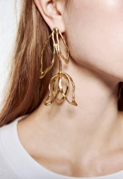 Imagen secundaria 2 - Los collares, pendientes y brazaletes dorados con motivos florales que elevarán la elegancia de todos tus looks