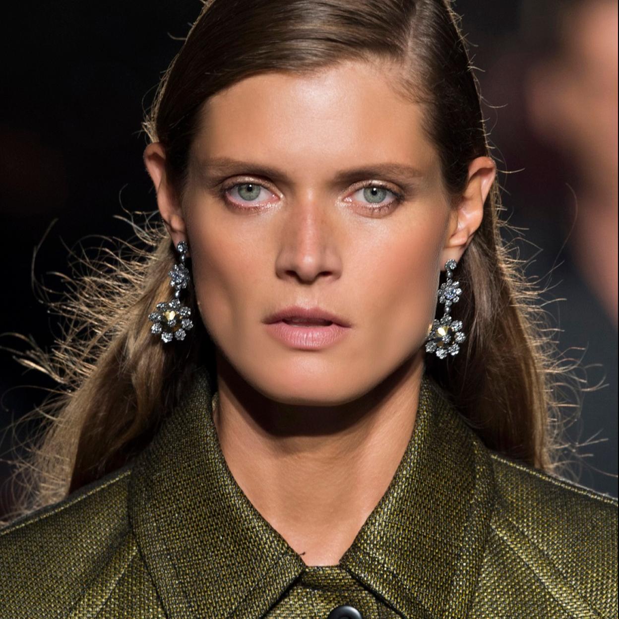 Pincha en la imagen para ver Estos son los clásicos productos de maquillaje que no pueden faltar en el neceser de las mujeres francesas de más de 50