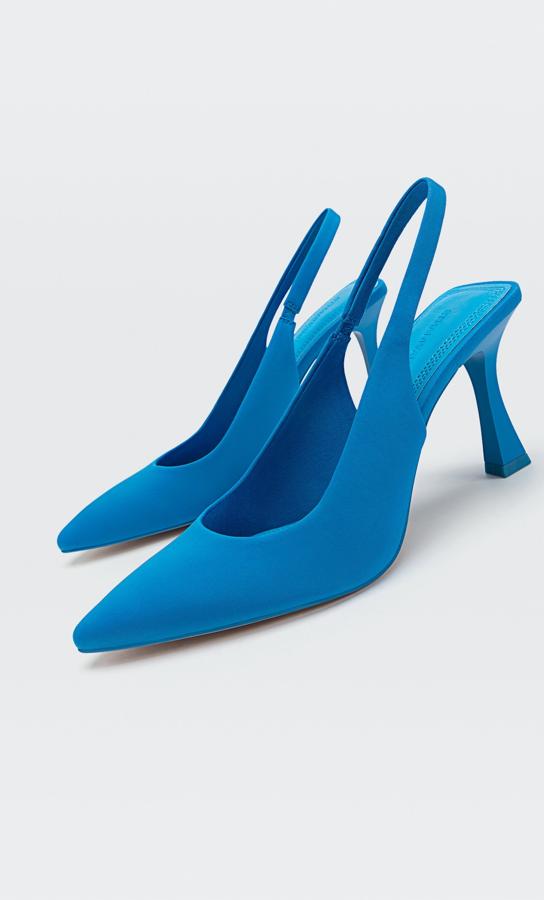 En azul claro, de Stradivarius (25,95 euros). Disponible también en rosa y verde.