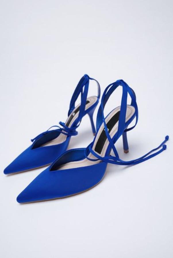 En azul klein y con tiras, de Zara (29,95 euros).