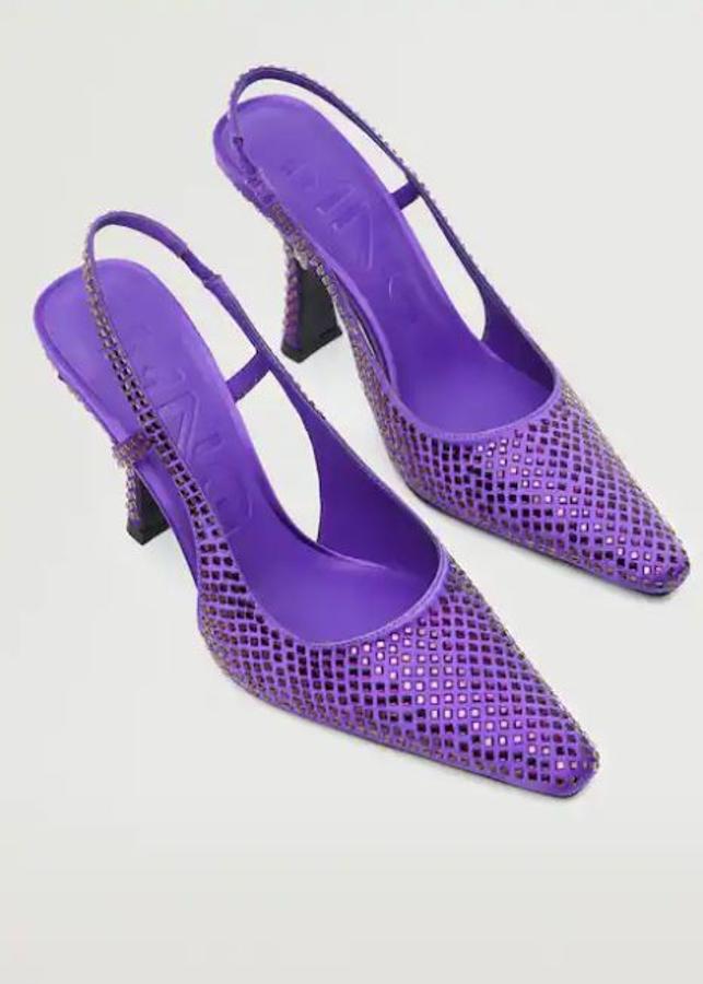 Con brillos y en color morado, de Mango (49,99 euros).