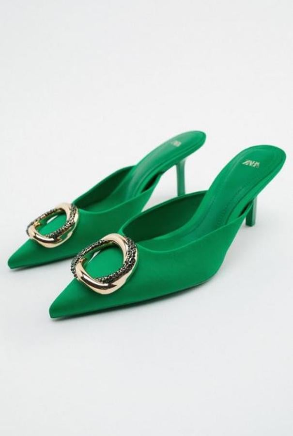 Tipo mule y en color verde, de Zara (49,95 euros). Disponible también en azul y rosa.