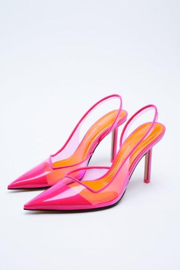 Con vinilo y en color rosa, de Zara (35,95 euros).