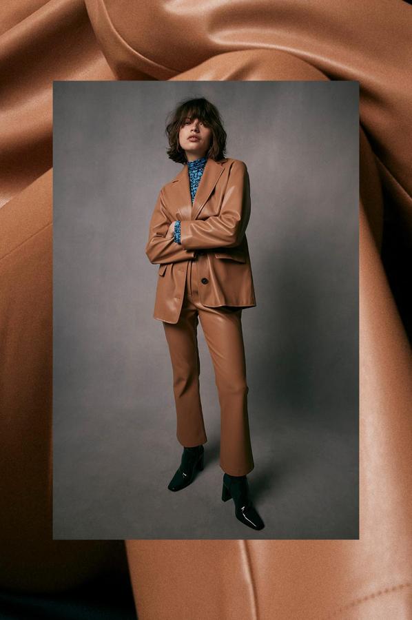 Traje de efecto piel en color marrón con blazer (30 euros) y pantalón flare (18 euros).