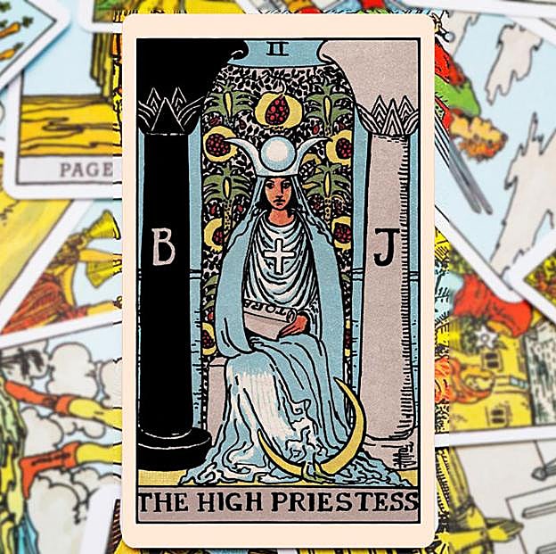 La carta del Tarot de la semana: aterriza La Suma Sacerdotisa (arcano II) para guiarte en el camino de la sabiduría