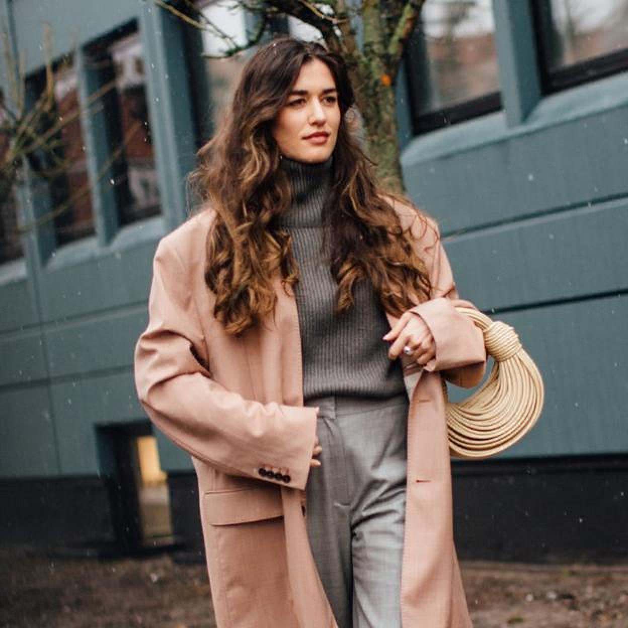 Pincha en la imagen para descubrir los mejores champús de pelo graso que te ayudarán a espaciar los lavados y a mantener la raíz limpia.