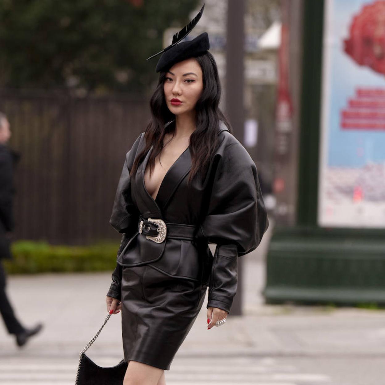 Pincha en la foto apra ver bolsos súper bonitos con los que apostar por el rojo y triunfar en Instagram como una influencer