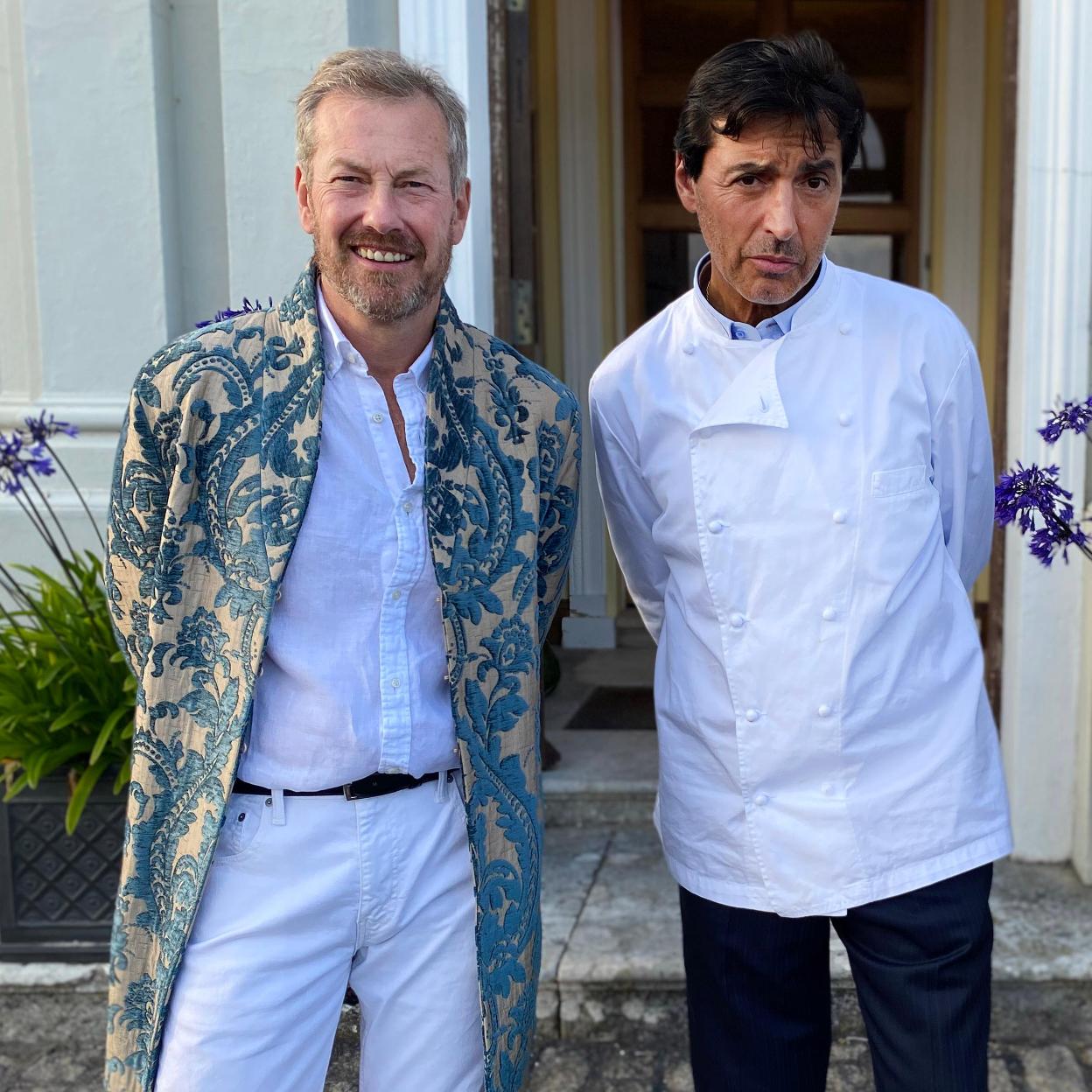 Lord Ivar Mountbatten, a la izquierda, junto al chef Jean-Christopher Novelli, en su porgrama de la ITV, Keeping Up with the aristocrats.