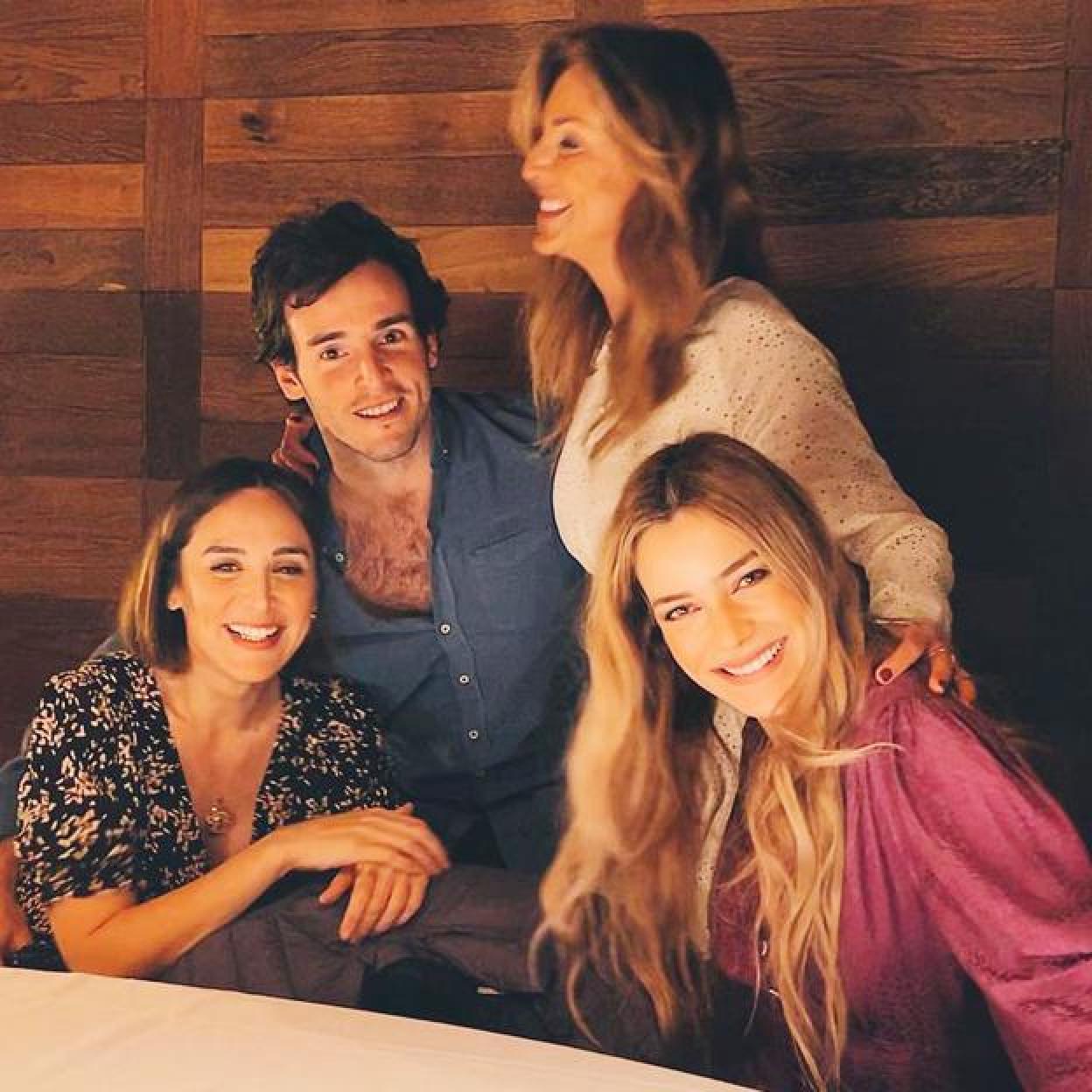 Tamara Falcó posa feliz junto a su novio, Íñigo Onieva, su suegra, Carolina Molas, y su cuñada, la actriz Alejandra Onieva.