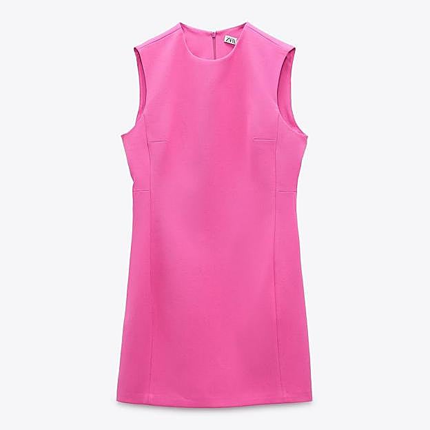 Imagen principal - Vas a alucinar con este truco de influencer para un look con vaqueros cómodo y estiloso que rejuvenece a los 50