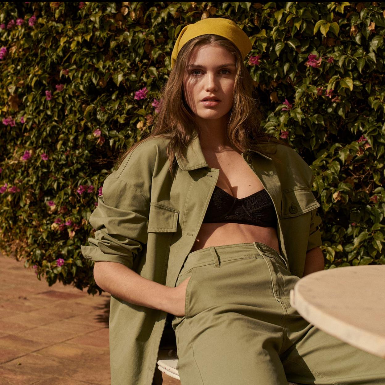 Este conjunto de color caqui es una de las propuestas más versátiles de las novedades de Mango Outlet. Descubre otros diseños de nueva colección que no puedes perderte esta temporada. 