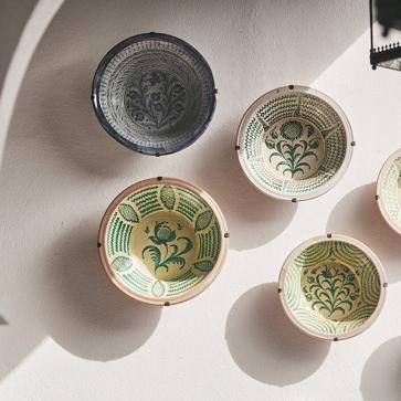 Imagen secundaria 1 - Marbella Club Hotel . Platos de cerámica, de Inés García Redondo y Edmon Llopis Areny. Abajo, hierbas, especias y cítricos en la parte culinaria.