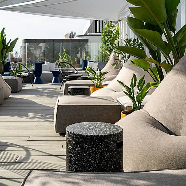 Imagen principal - Rooftop del Radisson Collection Hotel Magdalena Plaza en Sevilla.