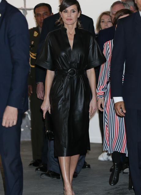 Imagen - La reina leticia con vestido de cueor ajustado a la cintura.