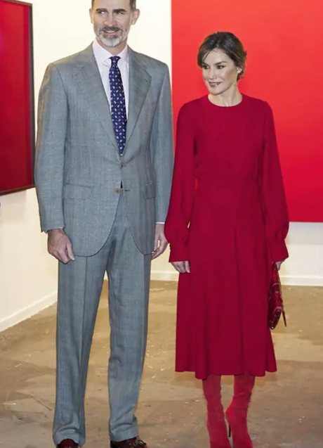 Imagen - La reina Leitiza vestida de rojo de arriba abajo con el rey Felipe.
