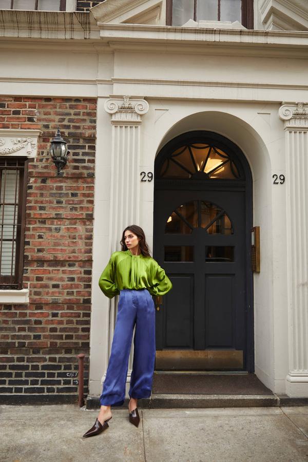 Blusa y pantalón de seda, de Emporio Armani; y zapatos de Prada.