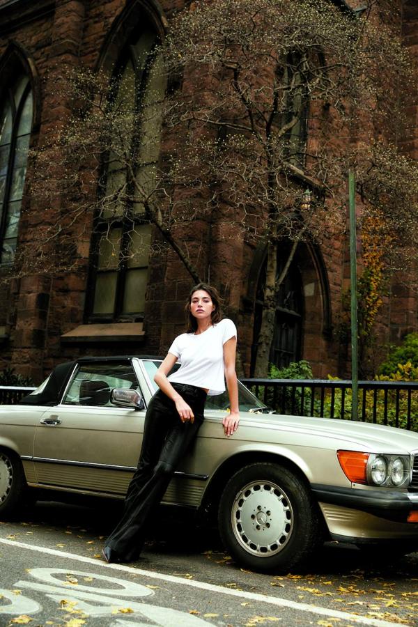 Camiseta y pantalón de Alice & Olivia, y botas de Louis Vuitton.