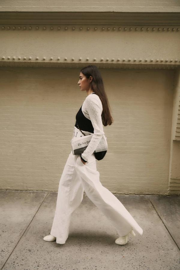 Jersey de punto, top, pantalón, botines y bolso, todo de Chanel.