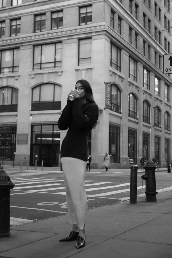 Jersey, falda de seda y zapatos, todo de Prada.