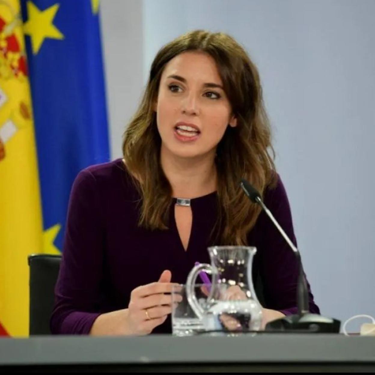 Pincha en la imagen para ver el cuidadísimo estilo de Laura Corsini, la empresaria de moda que arrasa en Instagram con los mejores looks de invitada y sus vestidos made in Spain.