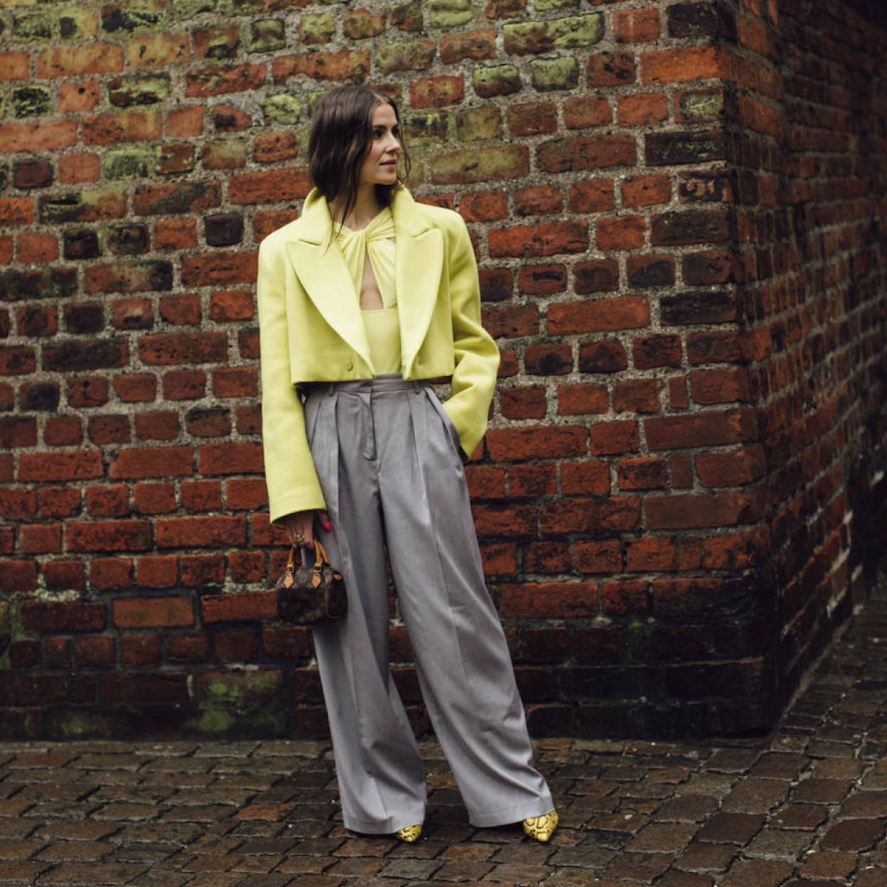 Pincha en la foto para ver las camisas, blusas y tops perfectas para tus looks con pantalones