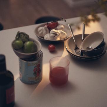 Imagen secundaria 1 - En Zara Home, la colcha de lino cuesta 139.99 euros, la alfombra de fibras naturales, 399 euros; el jarrón de cerámica 15.99 y el vaso, 4.99 euros. Los platos y cubiertos cuestan 9.99 euros la unidad; y las copas en vidrio espiral en relieve esmaltado, 5.99 euros.