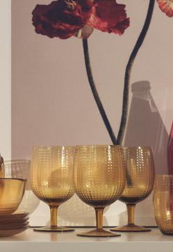 Imagen secundaria 2 - En Zara Home, la colcha de lino cuesta 139.99 euros, la alfombra de fibras naturales, 399 euros; el jarrón de cerámica 15.99 y el vaso, 4.99 euros. Los platos y cubiertos cuestan 9.99 euros la unidad; y las copas en vidrio espiral en relieve esmaltado, 5.99 euros.