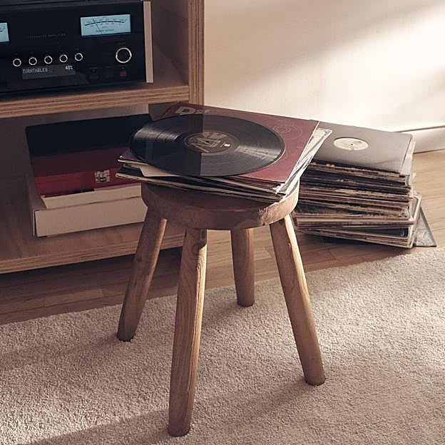 Imagen principal - El taburete de teka cuesta 59.99 euros en Zara Home, la alfombra blanca, 179 euros; la silla de madera plegable, 99 euros y la lámpara de diseño, 29.99 euros.