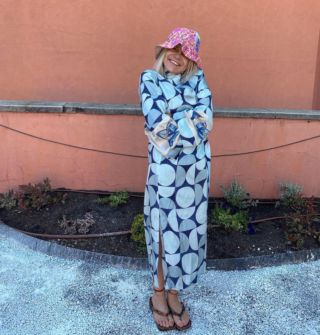 Tan creativa y amante del arte como la Duquesa de Alba, Eugenia Martínez de Irujo tiene su propia colección de ropa. Estamos enamoradas de sus kimonos de inspiración oriental llenos de color y con unos estampados maravillosos, un reflejo de su espíritu bohemio que han conquistado a las mujeres con más estilo de nuestro país.