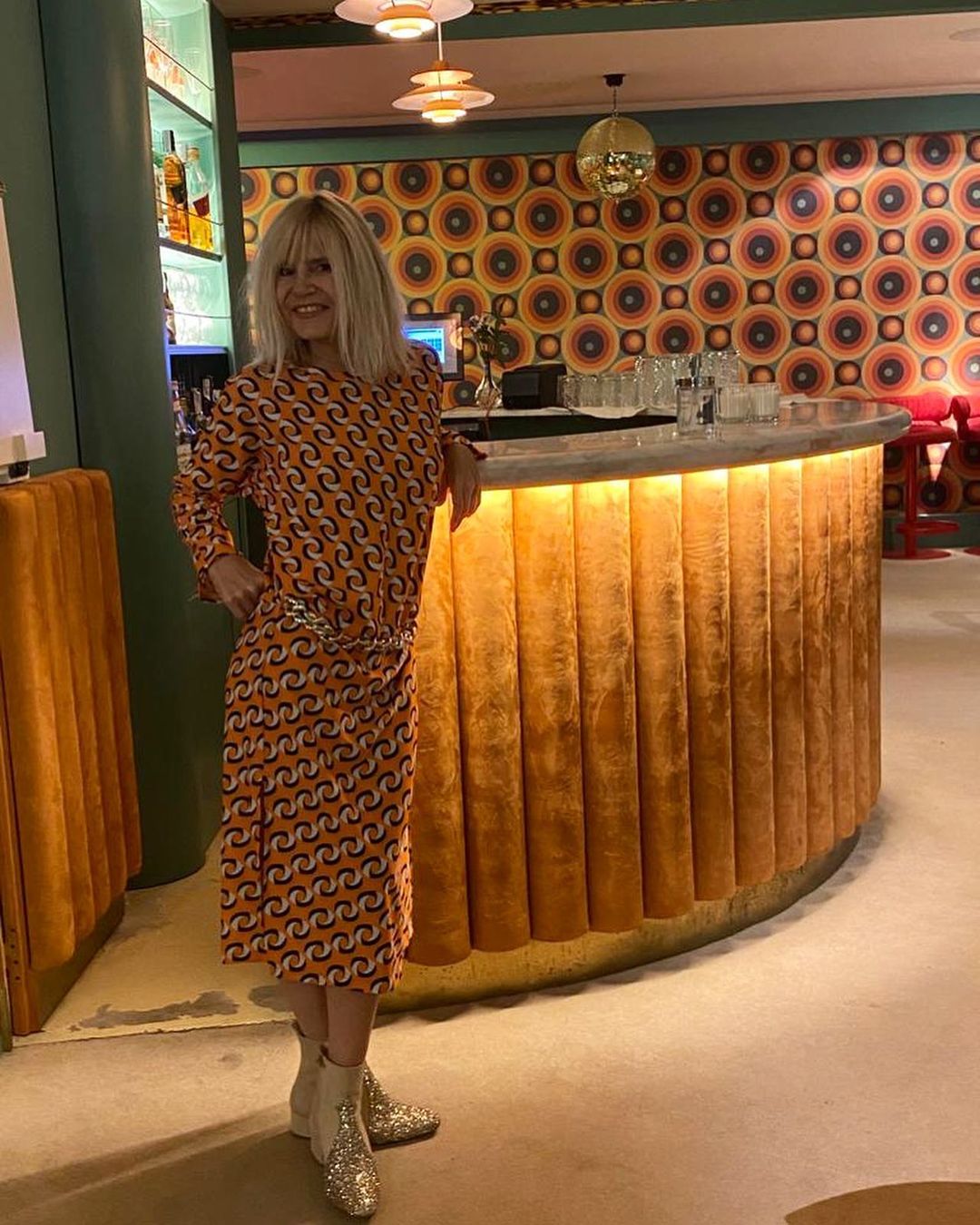 Eugenia Martínez de Irujo no tiene miedo ni al color ni a los estampados llamativos, y este vestido de La Mosquita lo demuestra. Eso sí, lo que nos tiene completamente fascinadas son sus atrevidos botines glitter de Serena Whiteheaven.