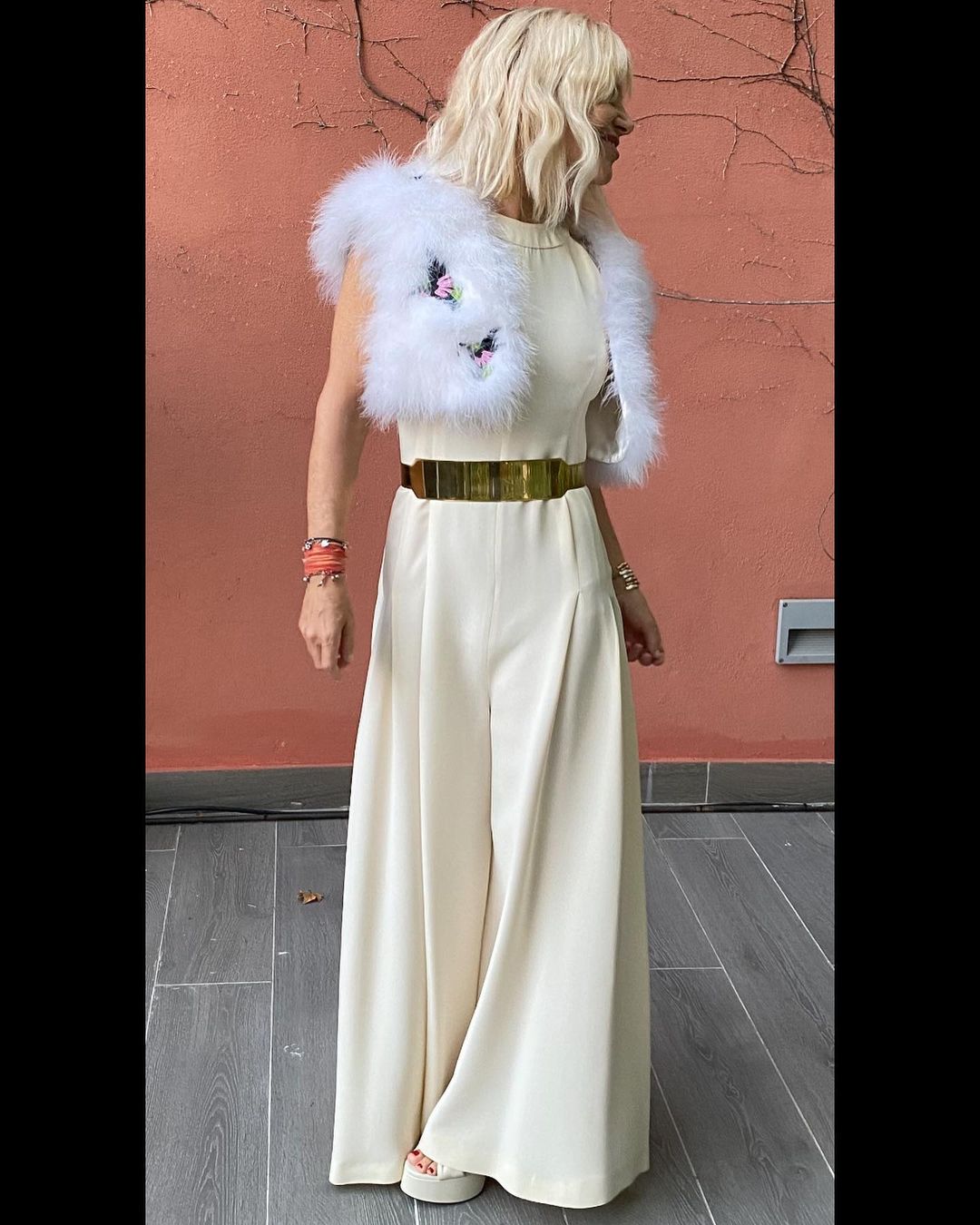 Teresa Helbig es una de las diseñadoras de cabecera de Eugenia Martínez de Irujo, y firma looks tan imponentes como este mono en blanco roto con cinturón joya que la Duquesa de Montoro combinó con chaleco de pelo y que le sienta de maravilla.