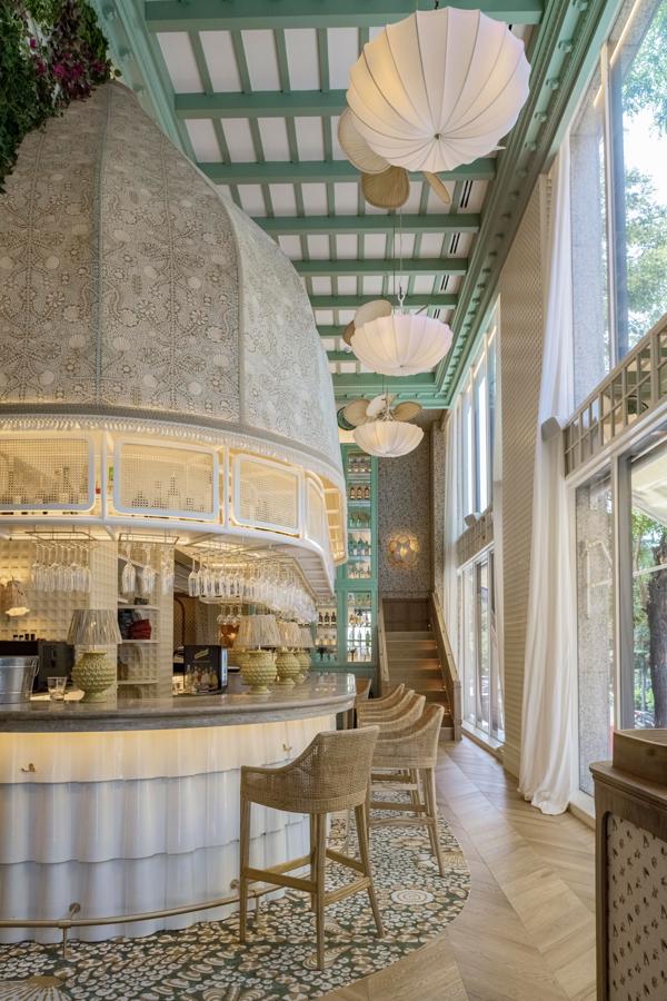 Acaba de abrir las puertas de su terraza cubierta, que podrás disfrutar tanto en verano como en invierno gracias a sus sistemas de climatización que se adaptan tanto a días de frío como de calor. Un auténtico planazo para cualquier día de la semana con dos cartas cuyo punto en común es el producto de calidad y del mar. Tras su éxito en Ceuta, el chef Hugo Ruíz (galardonado con un Sol Repsol) apuesta por Madrid para crear un espacio único en el que el atún es el absoluto protagonista. Una experiencia imperdible en la capital (calle María de Molina, 4).