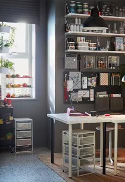 Imagen secundaria 2 - Estructura de cama Neiden en madera de pino, 29 euros en IKEA; zapatero almacenaje Trones, 19 euros dos unidades; y cajonera Lennart, 19 euros.