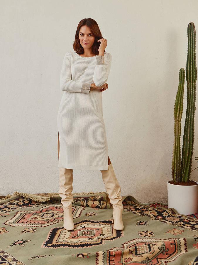 Si prefieres el made in Spain, tienes que ver el modelo Copenhague de Amaya Loungewear, un vestido de tricot en color crema. Costaba 84,99 euros, pero está rebajado a 67,99 euros.