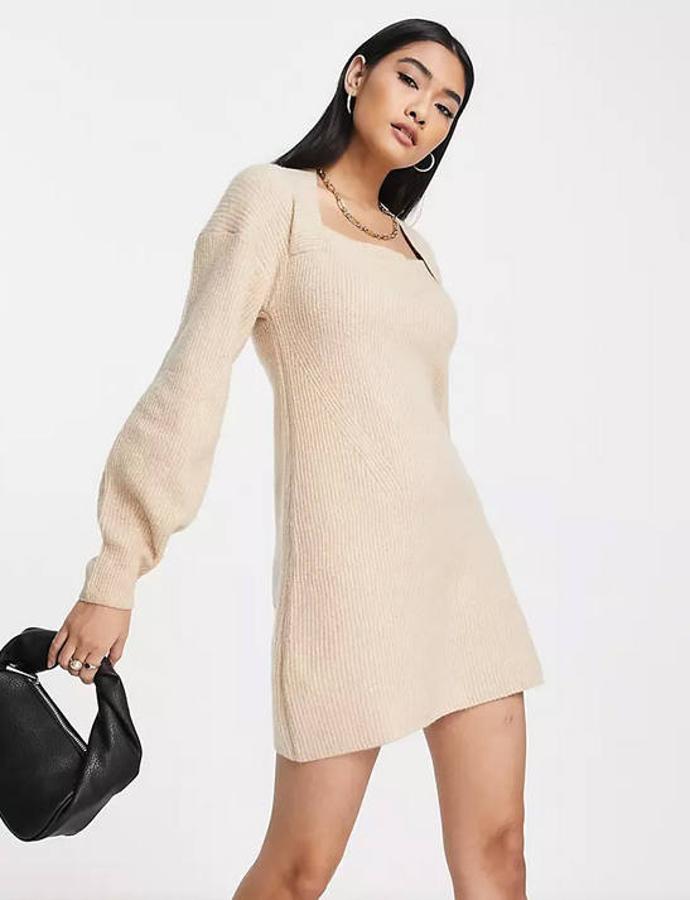 Otra buena opción es un vestido de la marca Topshop que encontrarás en Asos. Es de color arena y tiene un diseño corto. El escote es cuadrado y la manga, larga. Cuesta 51,99 euros.