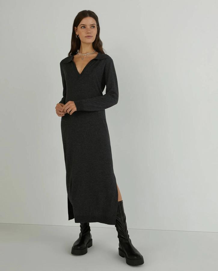 En El Corte Inglés hemos encontrado un vestido largo de color gris oscuro. Tiene un cuello tipo polo y aberturas en el bajo. Aunque su precio era de 49,99 euros, ahora te costará 12,99 euros.
