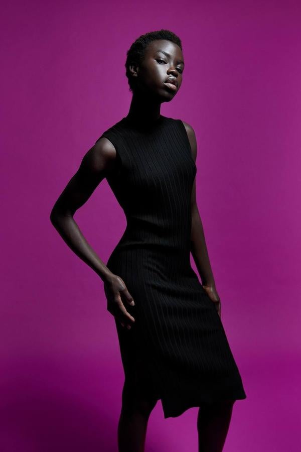 Sfera nos trae un vestido de punto grueso de canalé. Es de color negro, tiene un diseño de corte midi y cuenta con una abertura lateral. Puede ser tuyo por 25,95 euros.