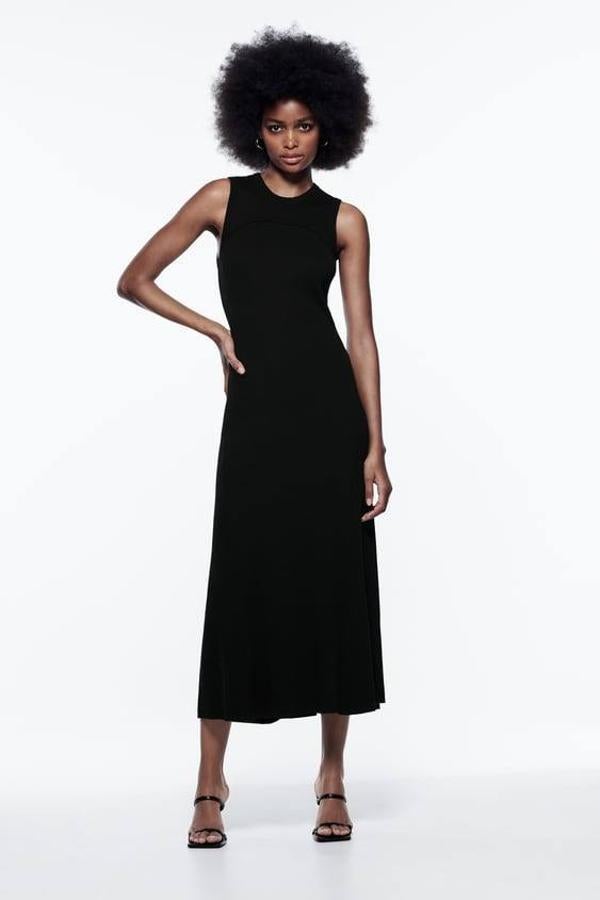 Zara no podía quedarse atrás y nos trae un vestido de punto en color negro. Su diseño es de corte midi, con el cuello redondo y la manga sisa. Tiene un precio de 29,95 euros.